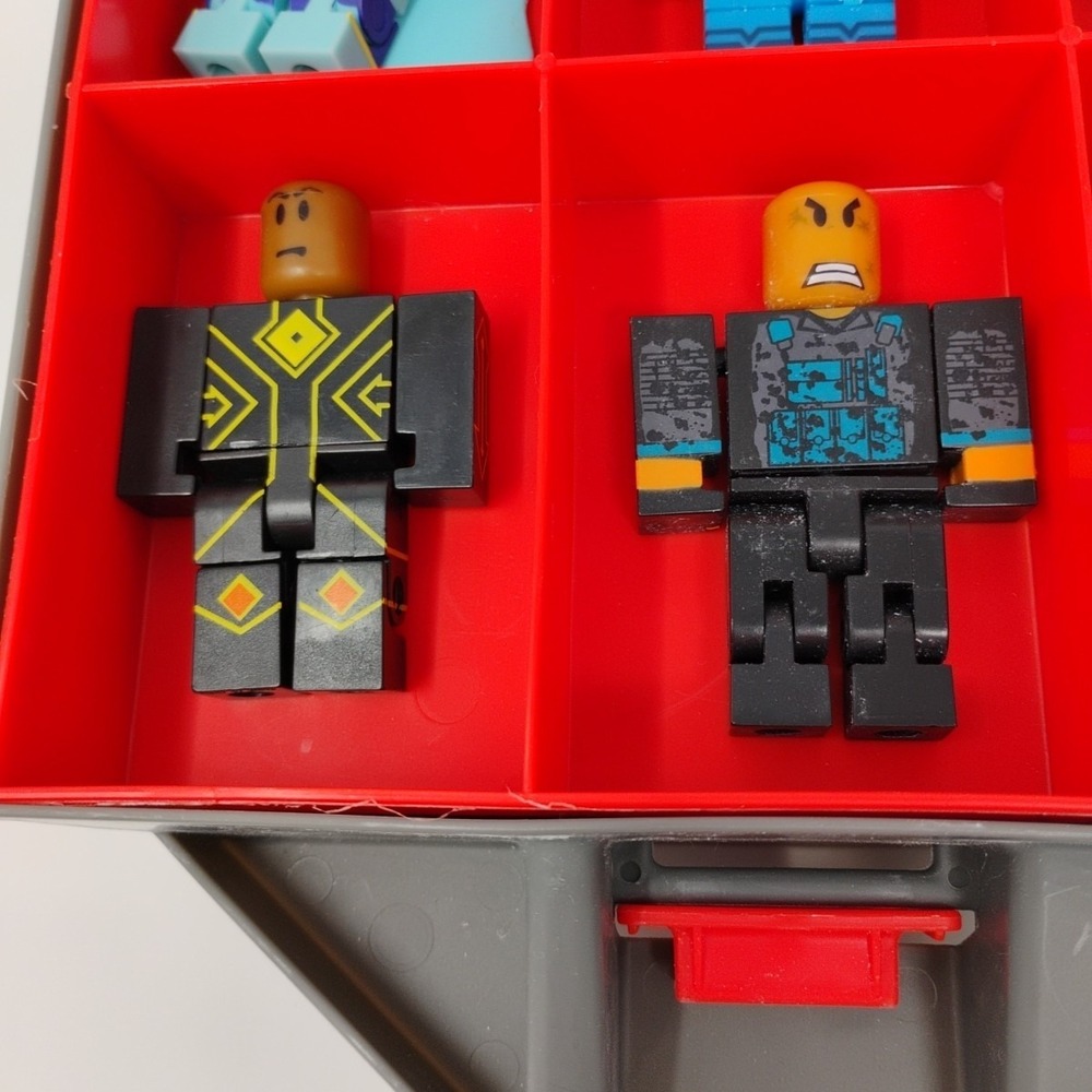 ROBLOX Storage Carry Case with 15 Figures & Accessories - No Codes Included - Picture 5 of 16